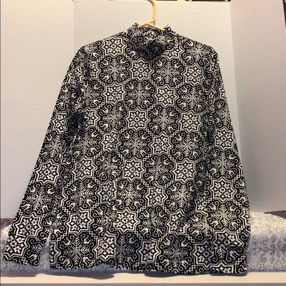 Fun black and white long sleeve top!